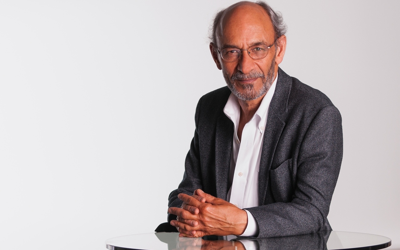 Деловой мужчина в сером костюме