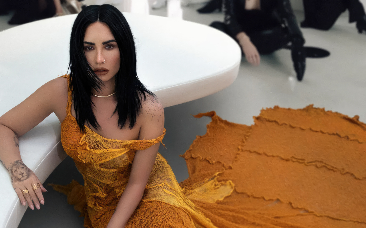 Американская певица и актриса Деми Ловато сидит на полу