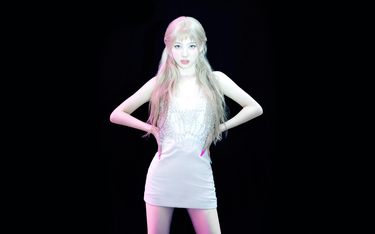 Красивая южнокорейская певица Наён в белом платье