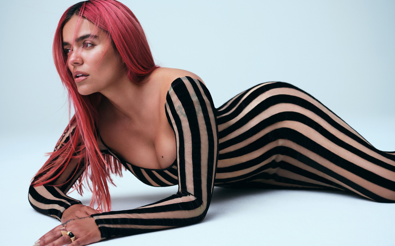 Колумбийская певица Karol G в полосатом платье