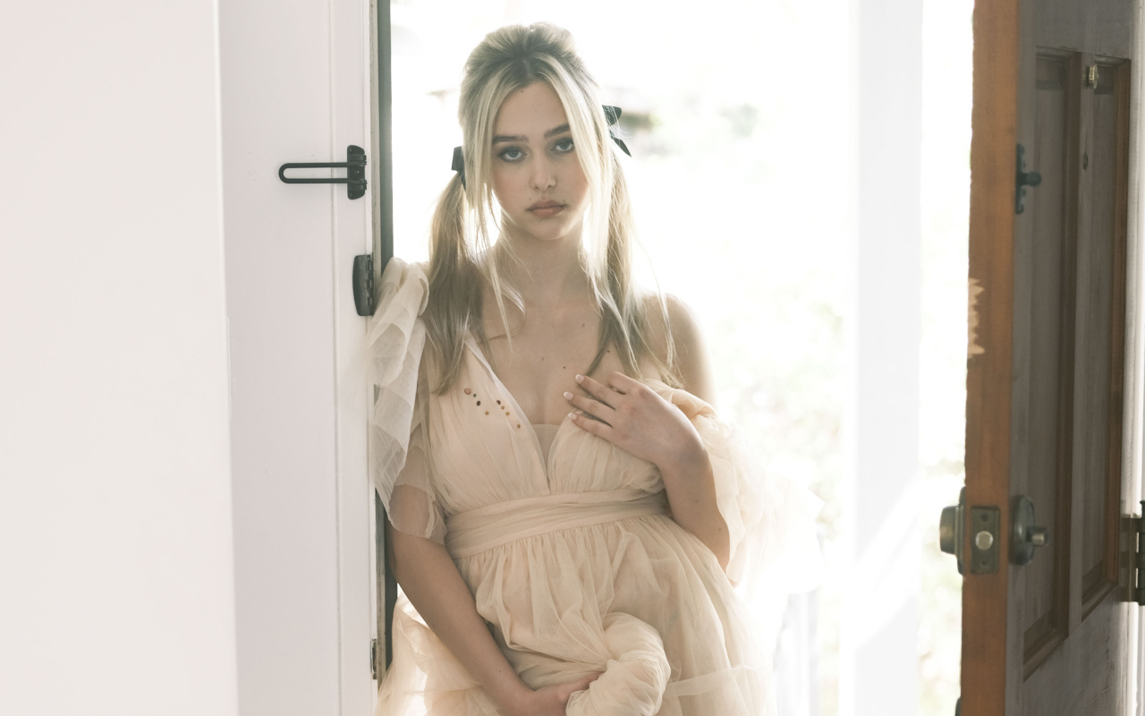 Исполнительница Havanna Winter в платье