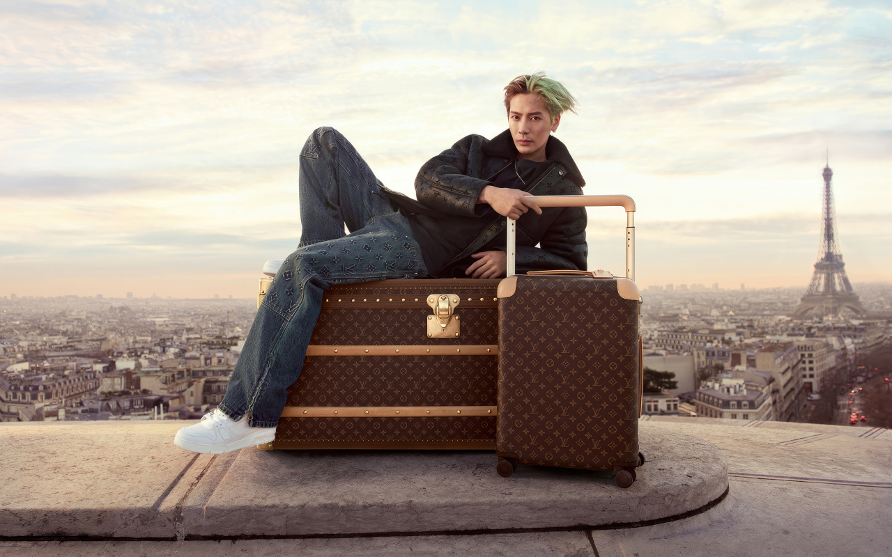 Рэпер Джексон Ван  лежит на чемодане