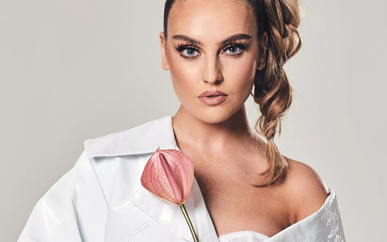 Певица Перри Эдвардс с цветком в руках