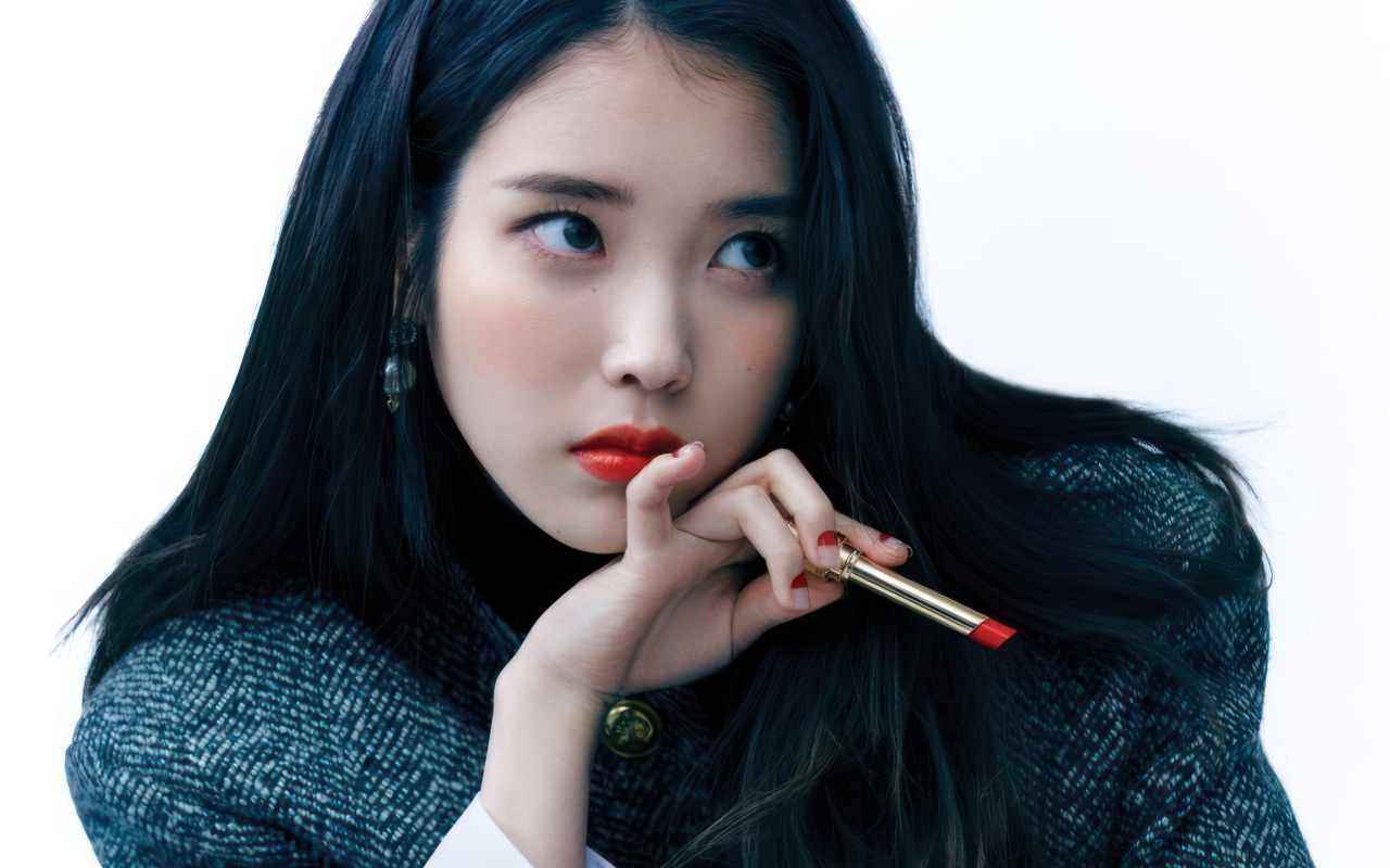 Молодая южнокорейская певица IU