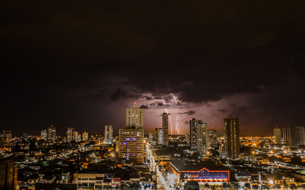 Молнии в небе над ночным городом
