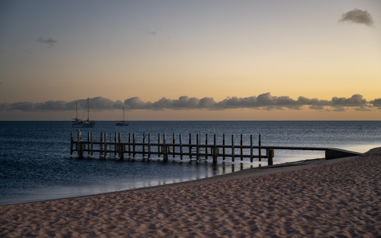 Песок на пляже у спокойного моря