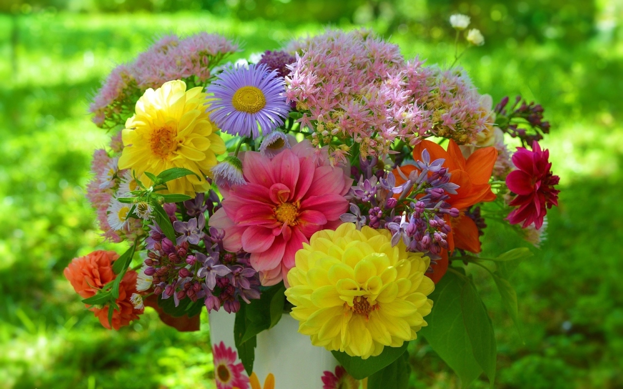 Красивый букет садовых цветов в вазе