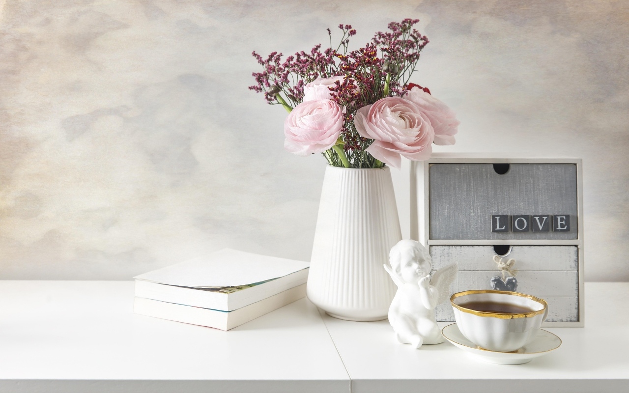 Букет розовых лютиков в вазе на столе