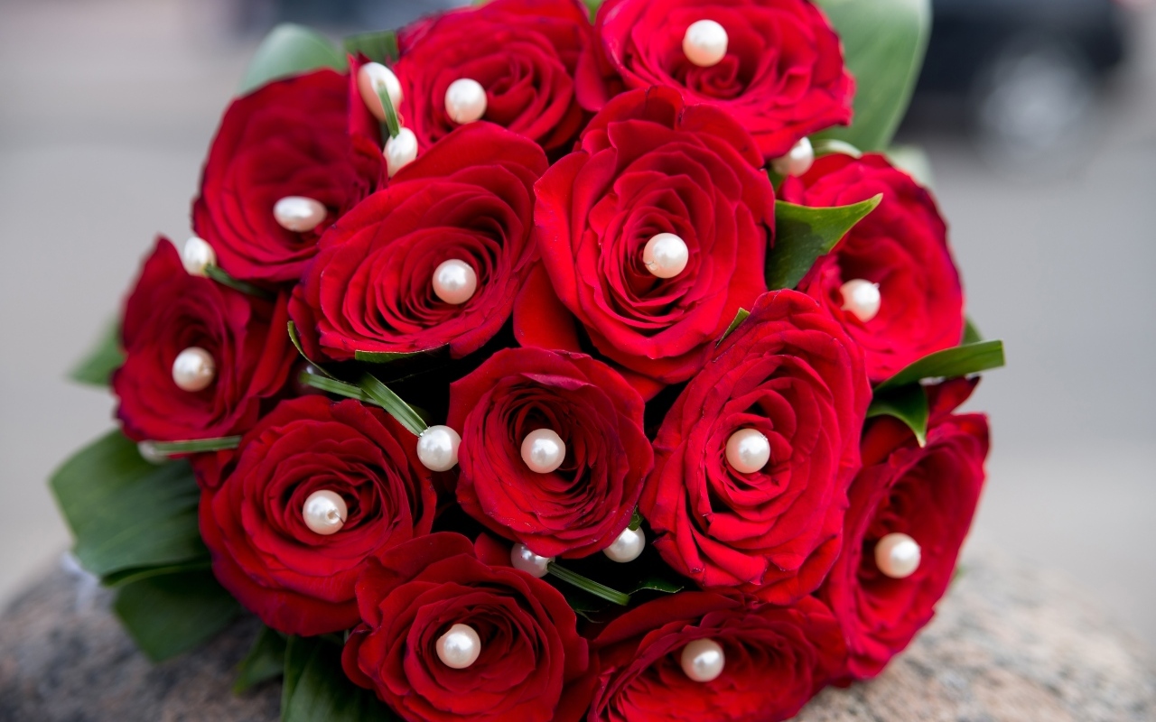 Букет красных роз с жемчугом
