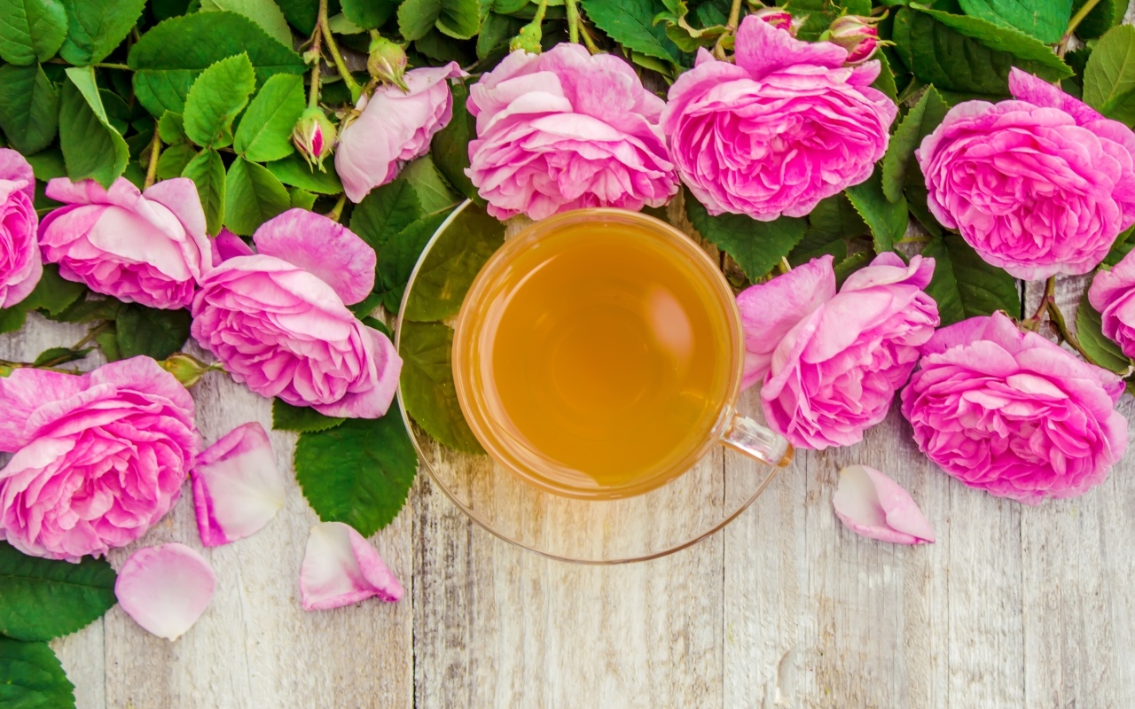 Букет роз с чашкой чая на столе