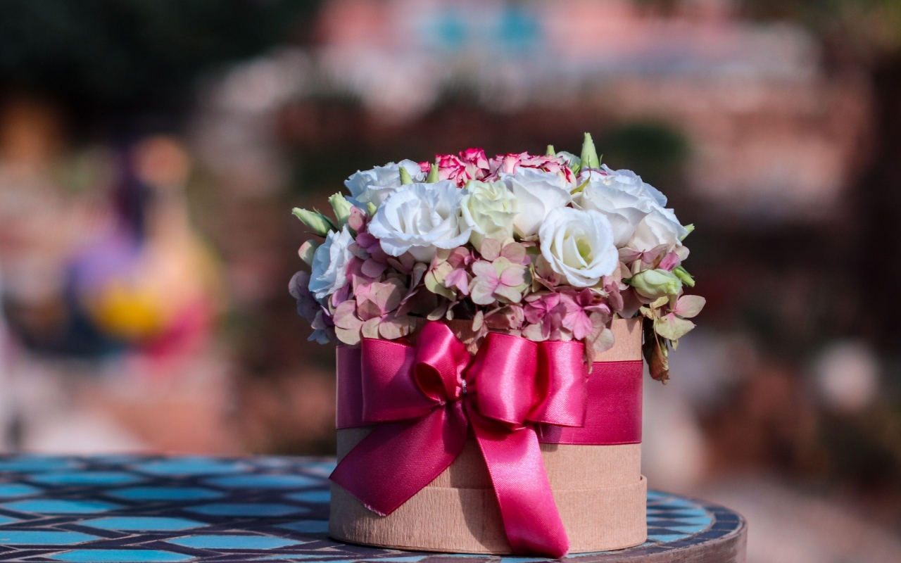 Букет с цветами розы и гортензии