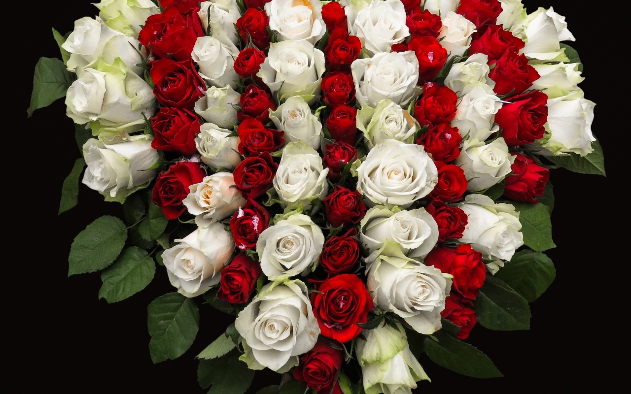 Букет в форме сердца из красных и белых роз