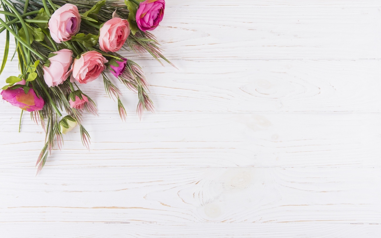 Розовые лютики на белом столе