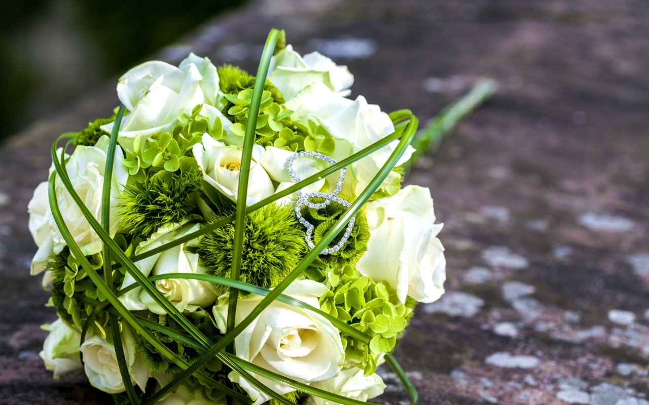 Свадебный букет с белыми розами