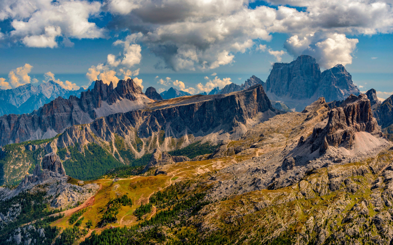 Красивые облака над итальянскими Альпами