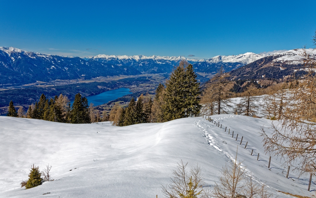 Красивый вид с заснеженной горы 