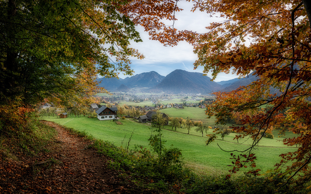 Красивый вид на живописные горы и город