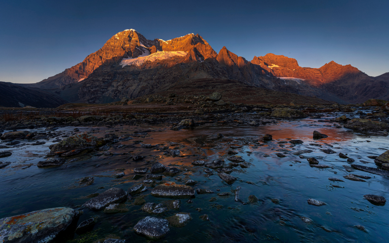 Рассвет солнца на горами у озера Гангабал