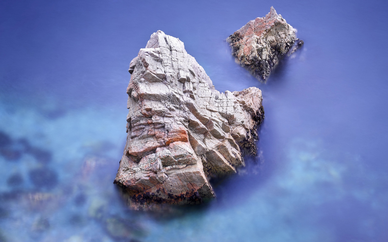 Вершины гор в облаках вид сверху