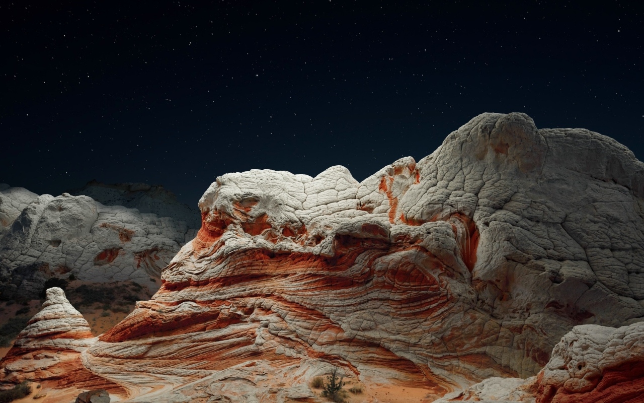 Необычные горы под звездным небом ночью