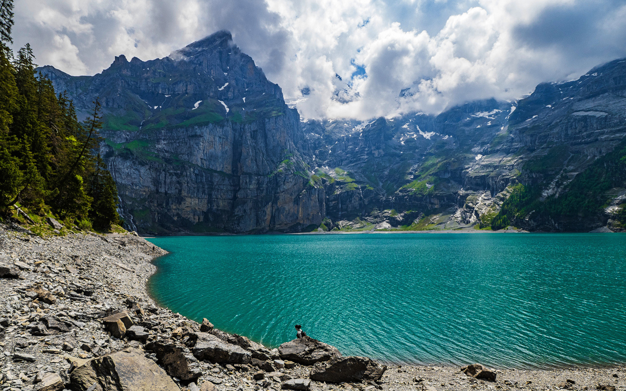 Чистая голубая вода в горном озере