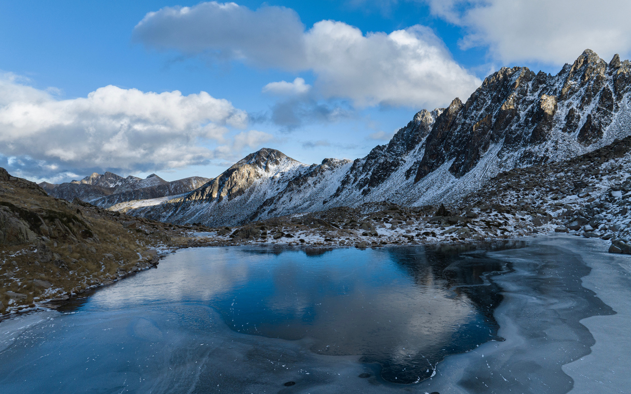 Холодный мороз покрывает льдом воду горного озера