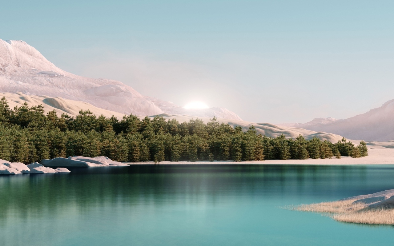 Лес у озера с голубой водой в горах