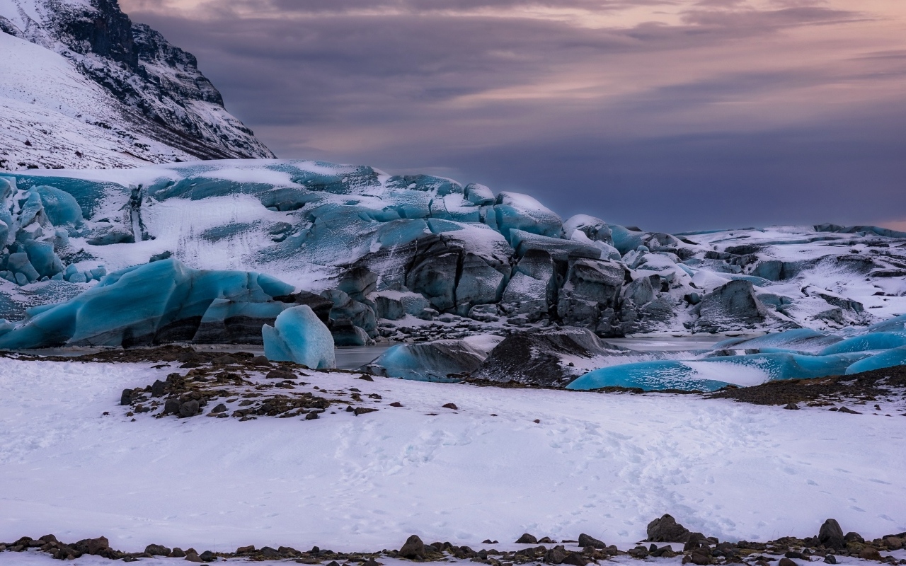 Заледеневшие глыбы на берегу