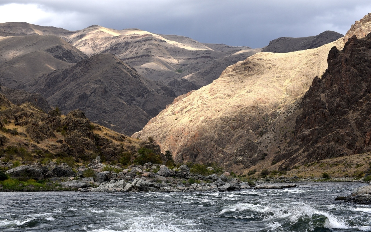 Река у горного массива