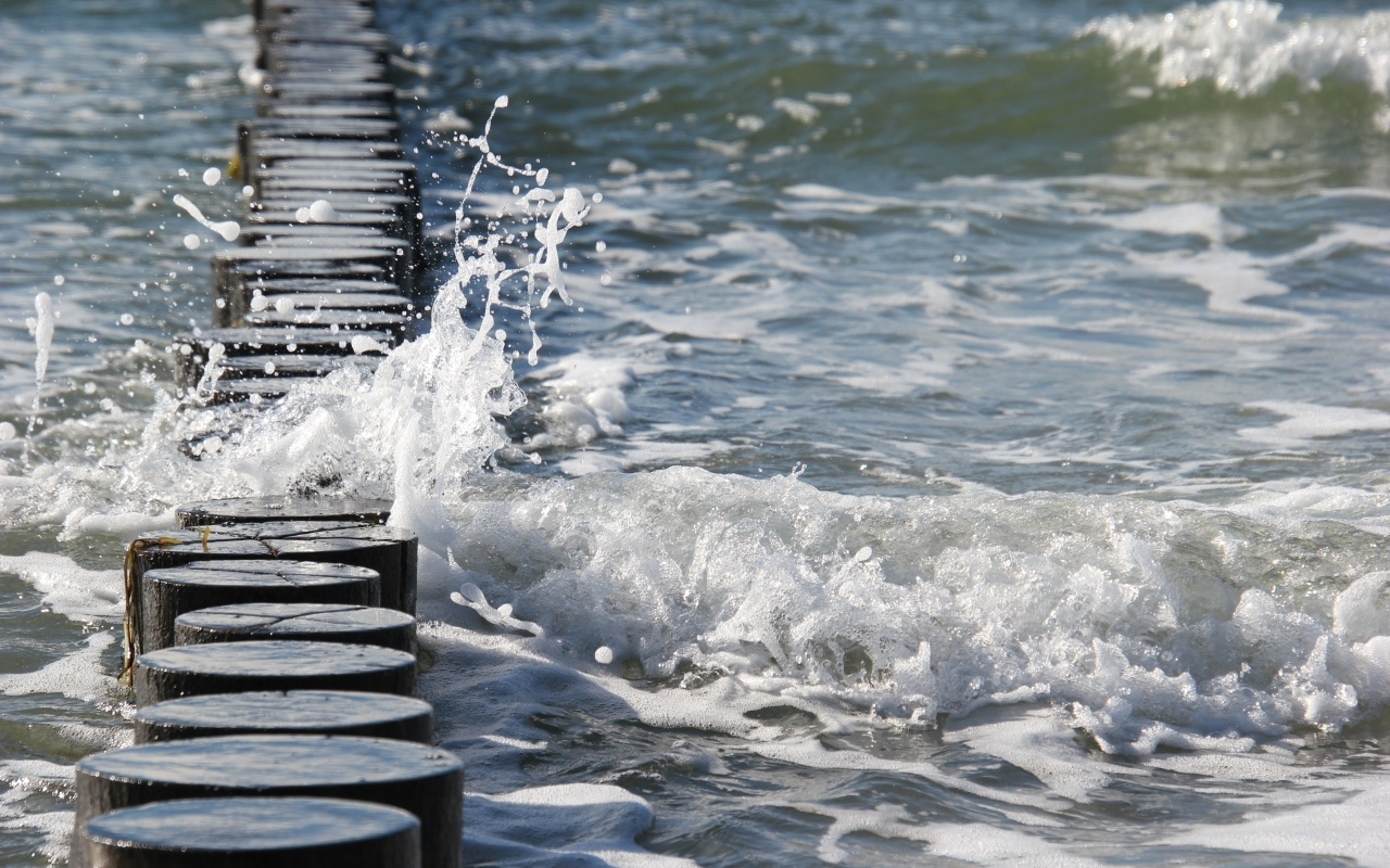 Красивая морская пена у берега крупным планом