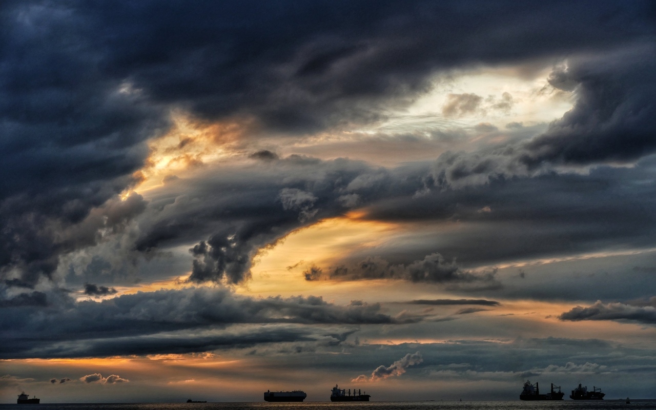 Черное грозовое небо над морем