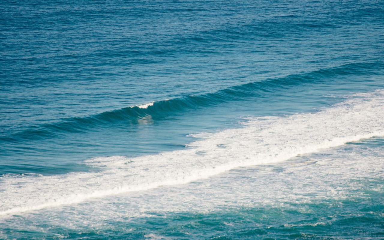 Тихая голубая морская вода крупным планом