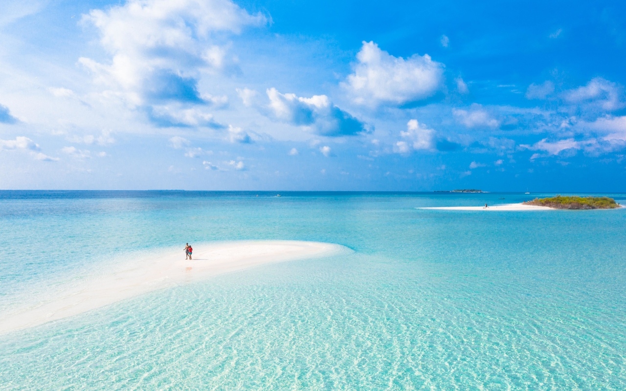 Низкое небо над голубой водой океана