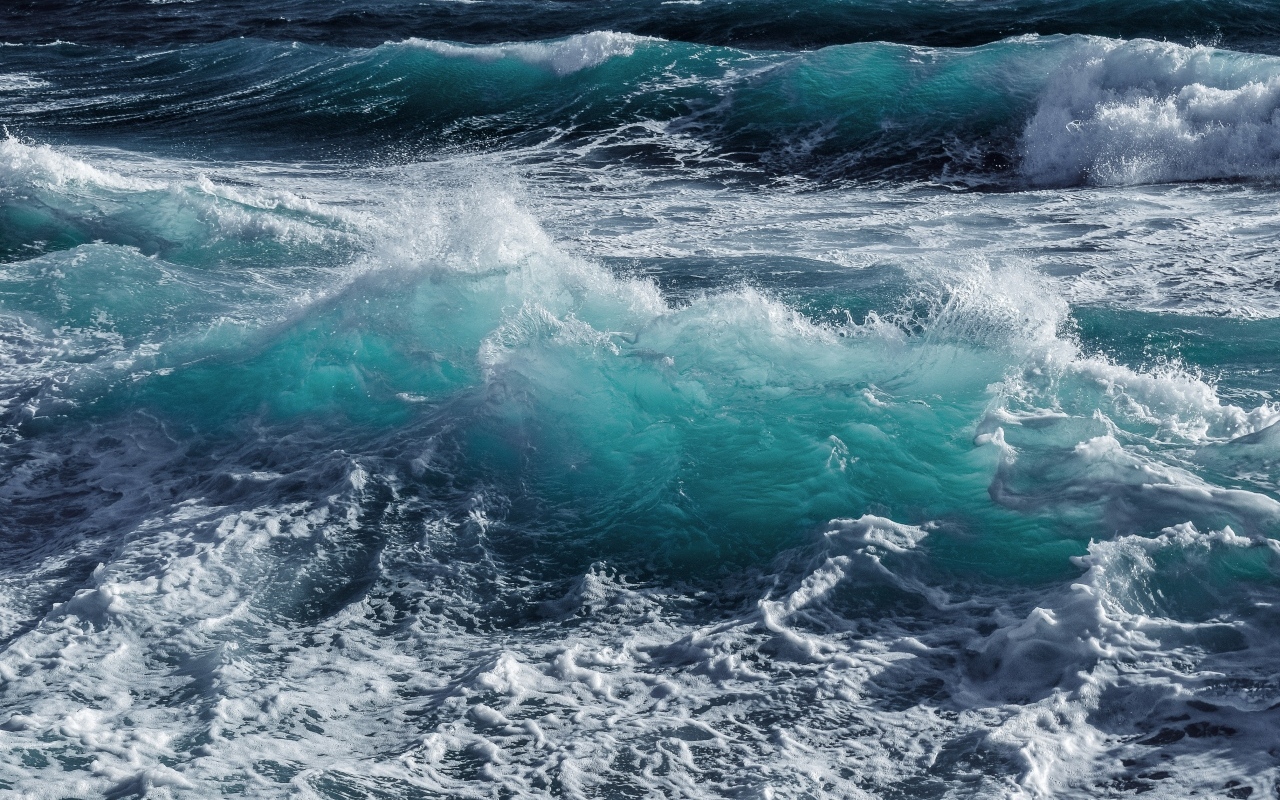 Бушующая голубая вода моря