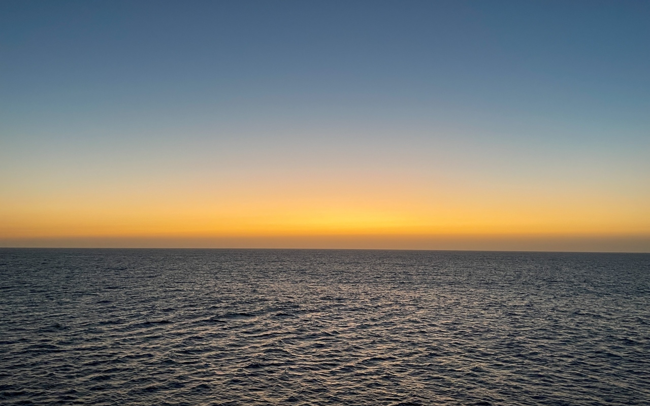 Закат солнца на горизонте над морем