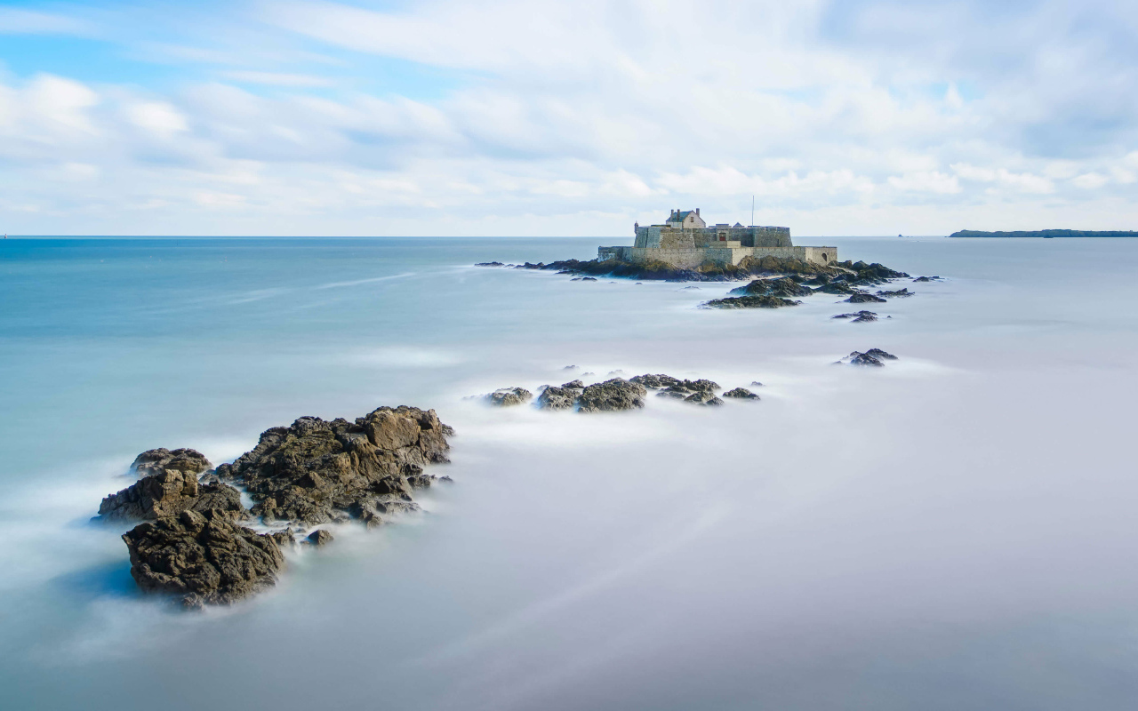 Крепость стоит на острове в море