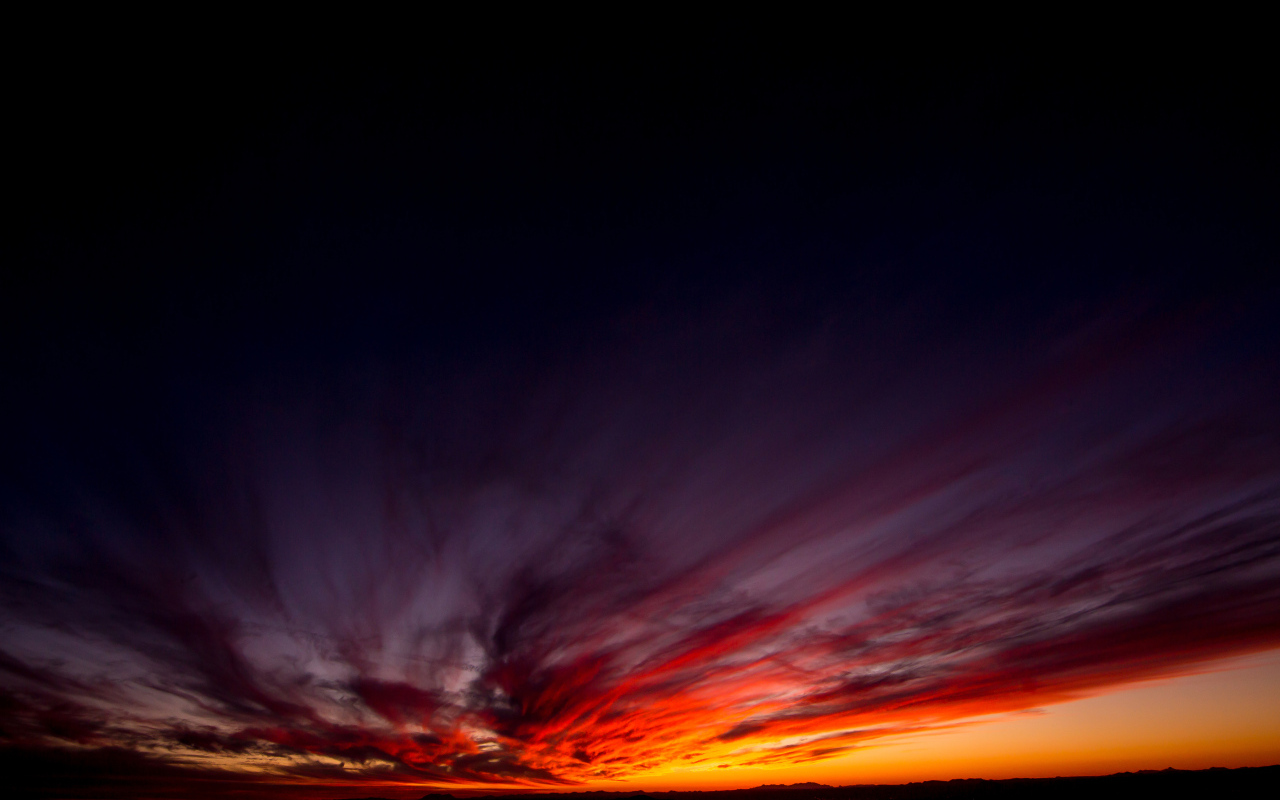 Красивый красный закат в темном небе