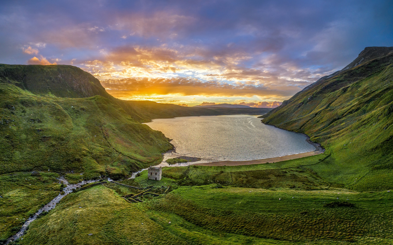 Красивый закат солнца над горным озером