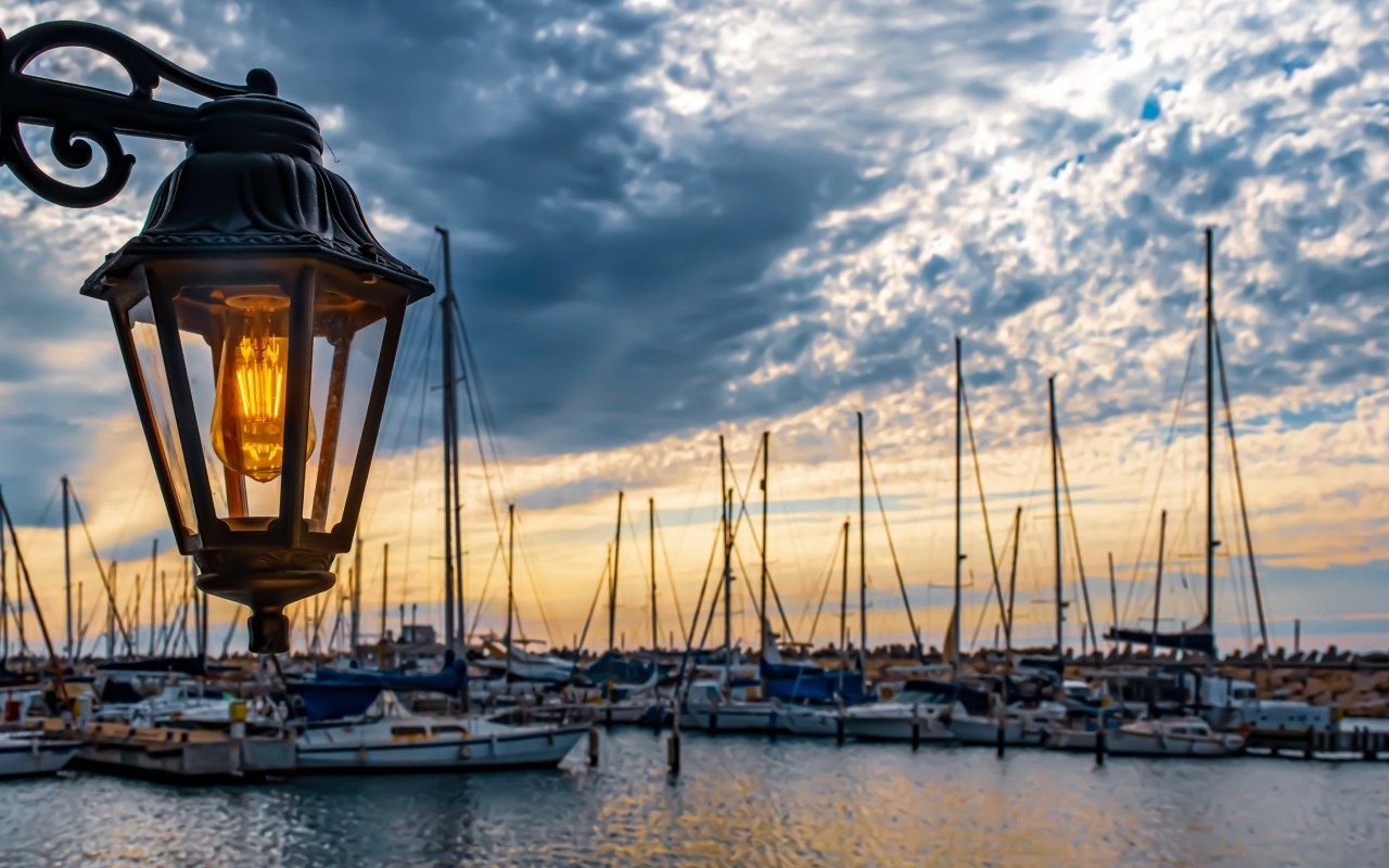 Фонарь у причала на закате