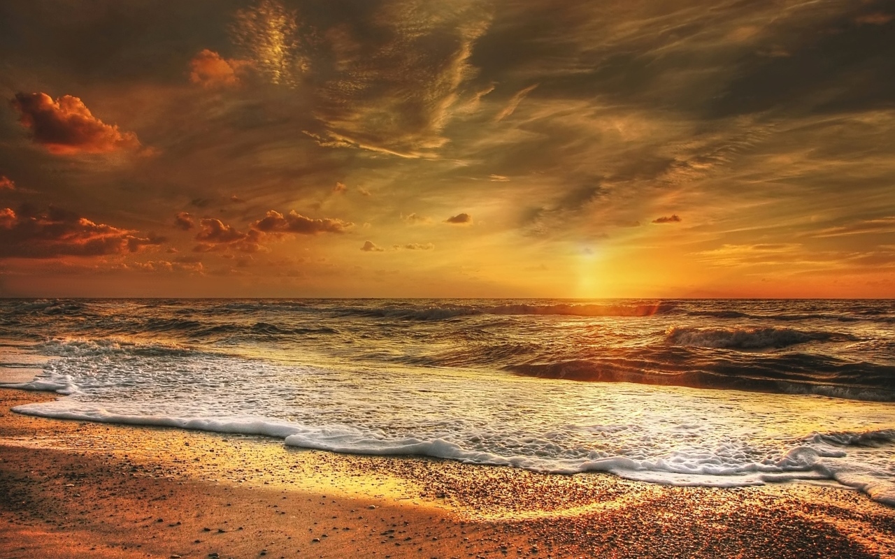 Закат солнца в небе у морского побережья