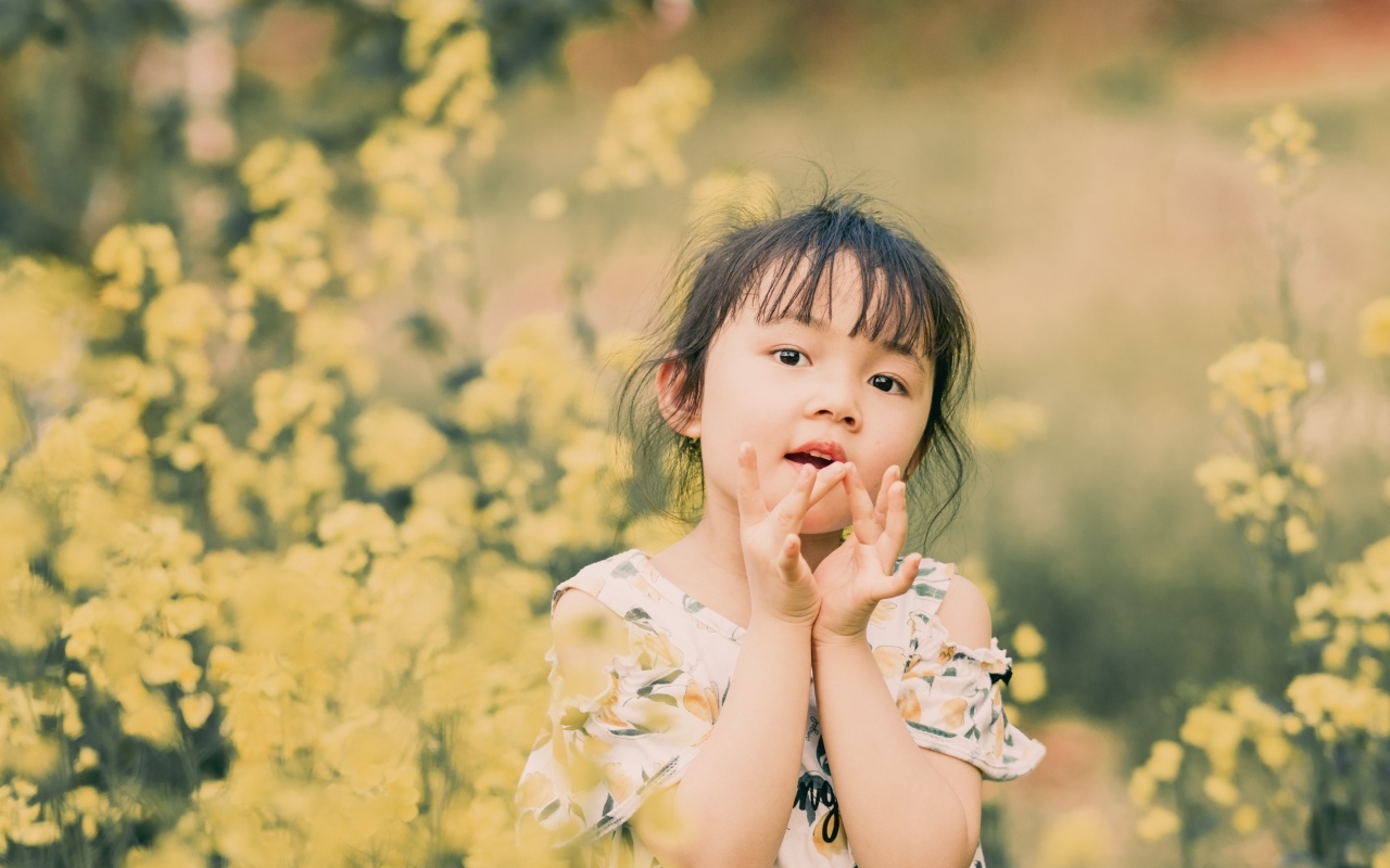 Девочка азиатка в желтых цветах