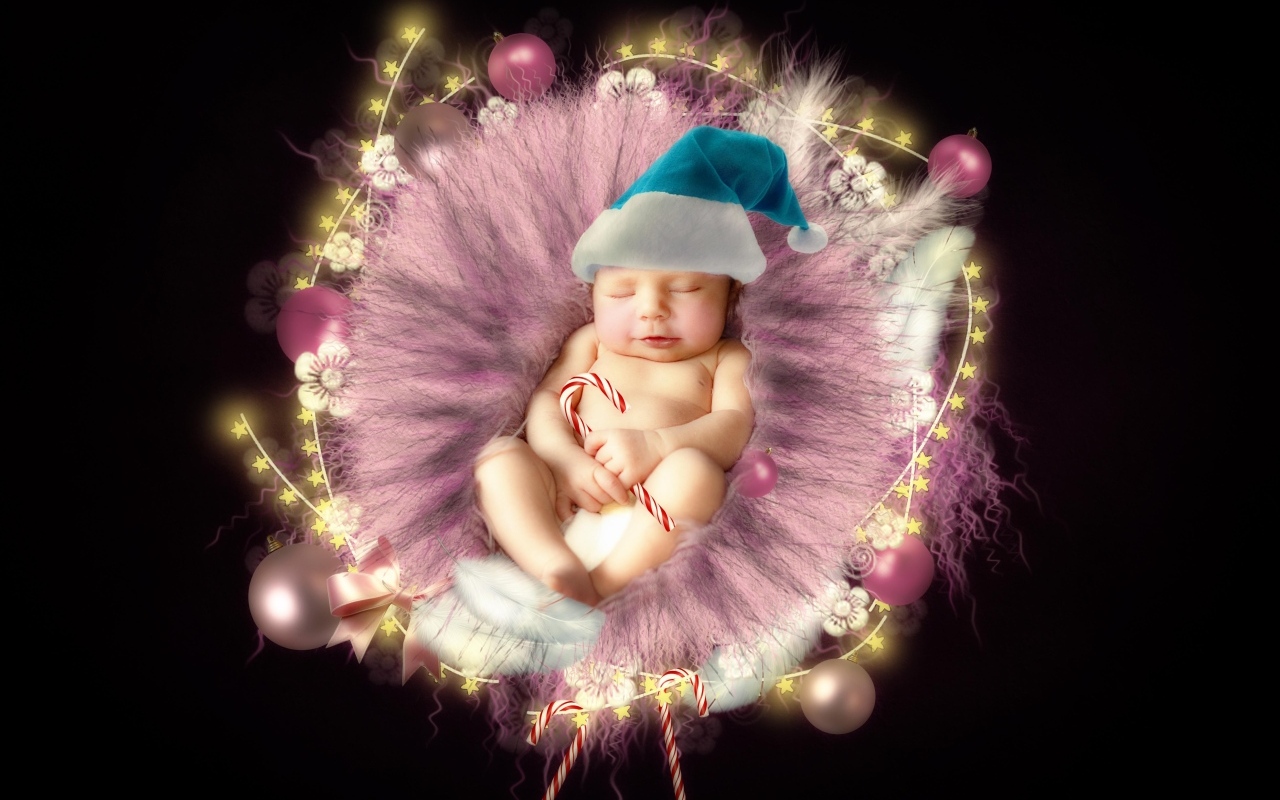 Красивый новорожденный ребенок в колыбели на черном фоне