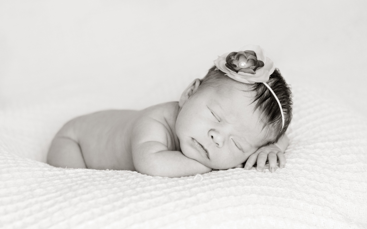 Черно белое фото спящего новорожденного ребенка