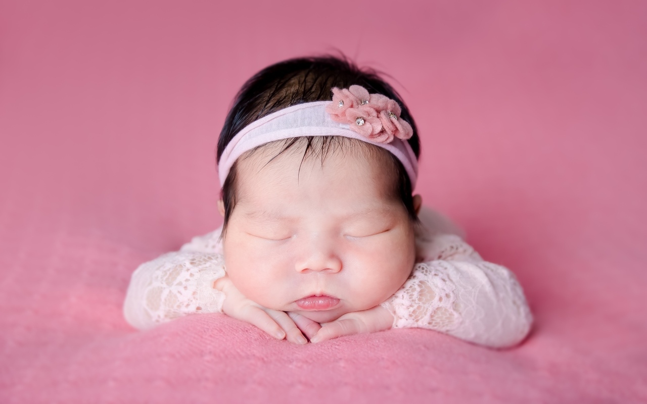 Милая спящая девочка азиатка с ободком на голове