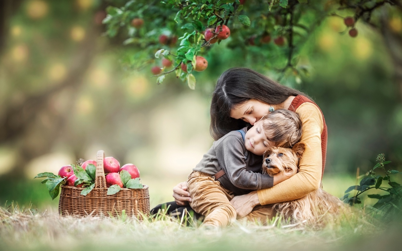 Семья обнимается в саду