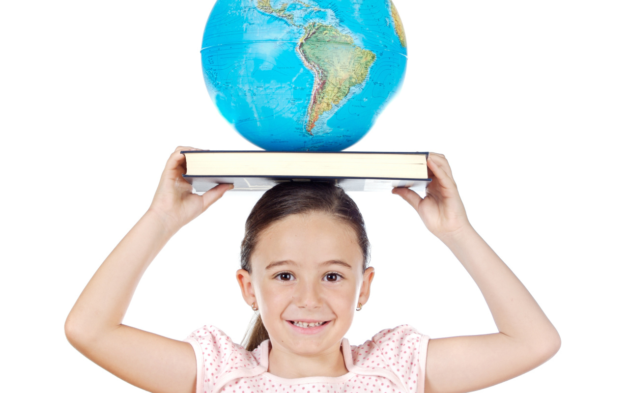 Девочка с книгой и глобусом на голове 