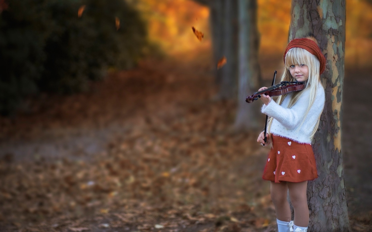 Girl with a violin in the park