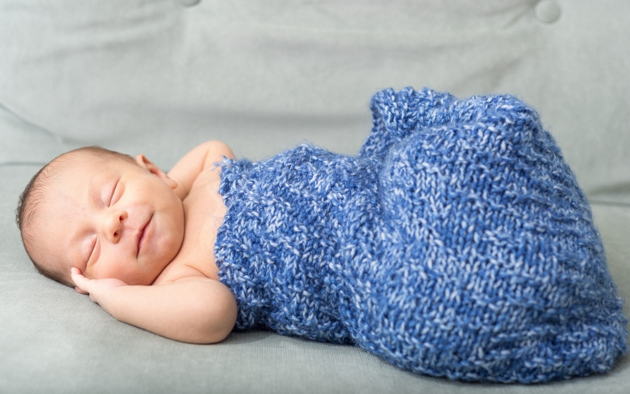 Маленький человек улыбается во сне