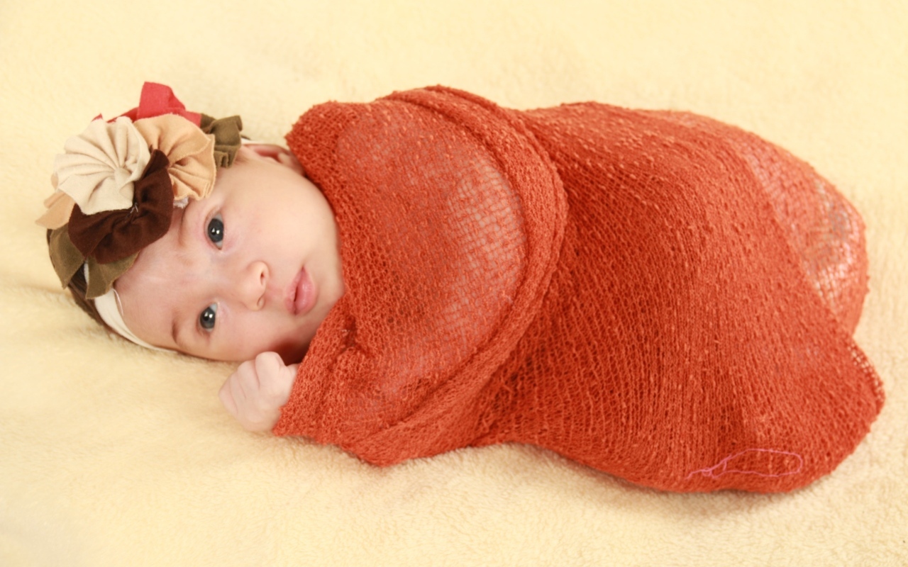 Новорожденная девочка в красном покрывале