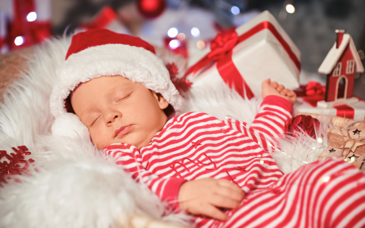 Спящий младенец в новогоднем костюме